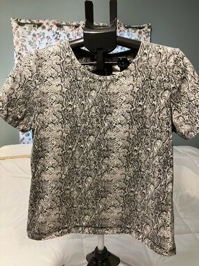 Liz Claiborne LizSport Petite M Snake Print Top Short Sleeve Blouse